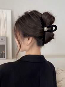 1pc Women Large Black Plush & Faux Pearl Cross Hair Clip, Elegant Sweet Simple Campus Style, Suitable For Party, Dance, Daily Use Hair Claws Claw Clips Hair Clips Hair Jaw Clip Hair Clamps Hair Clutch Hair Catcher Clip, Casual