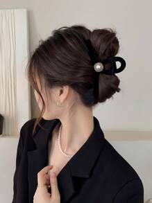 1pc Women Large Black Plush & Faux Pearl Cross Hair Clip, Elegant Sweet Simple Campus Style, Suitable For Party, Dance, Daily Use Hair Claws Claw Clips Hair Clips Hair Jaw Clip Hair Clamps Hair Clutch Hair Catcher Clip, Casual