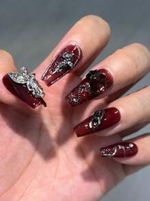 哥特风10片装长棺材形美甲贴片，手工制作，专为万圣节打造，采用厚重的3D红色宝石骷髅头、金属爱心、渐变阴影、暗黑天使图案、亮面3D水钻，可拆卸甲片，打造纤细手指造型。美甲用品，手工美甲贴片。 - 彩色 - 查看 6