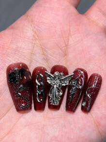 哥特风10片装长棺材形美甲贴片，手工制作，专为万圣节打造，采用厚重的3D红色宝石骷髅头、金属爱心、渐变阴影、暗黑天使图案、亮面3D水钻，可拆卸甲片，打造纤细手指造型。美甲用品，手工美甲贴片。 - 彩色 - 查看 5