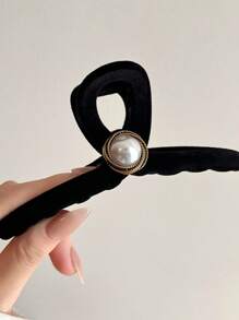 1pc Women Large Black Plush & Faux Pearl Cross Hair Clip, Elegant Sweet Simple Campus Style, Suitable For Party, Dance, Daily Use Hair Claws Claw Clips Hair Clips Hair Jaw Clip Hair Clamps Hair Clutch Hair Catcher Clip, Casual