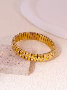 一款精緻時尚的不銹鋼鑽石手鍊，適合女性日常佩戴