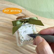 VICKYO 16 conjuntos de mini garrafas de vidro quadradas com rolha, mini potes de vidro de 50 ml para artesanato e armazenamento, recipientes quadrados transparentes com fitas e adesivos para lembrancinhas de chá de bebê e casamento