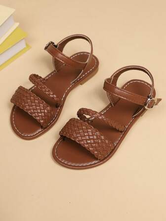 一双儿童时尚波西米亚风格平底凉鞋软底运动时尚扣带凉鞋