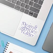 1 pieza Pegatina "Querido lector amable" | Accesorio romántico para Kindle para amantes de los libros | Calcomanía inspirada en la era regencia | Delicia del lector de romance histórico | Un imprescindible para los fans del drama de época | Iniciador de conversación del club de lectura picante - Multicolor - Ver 5