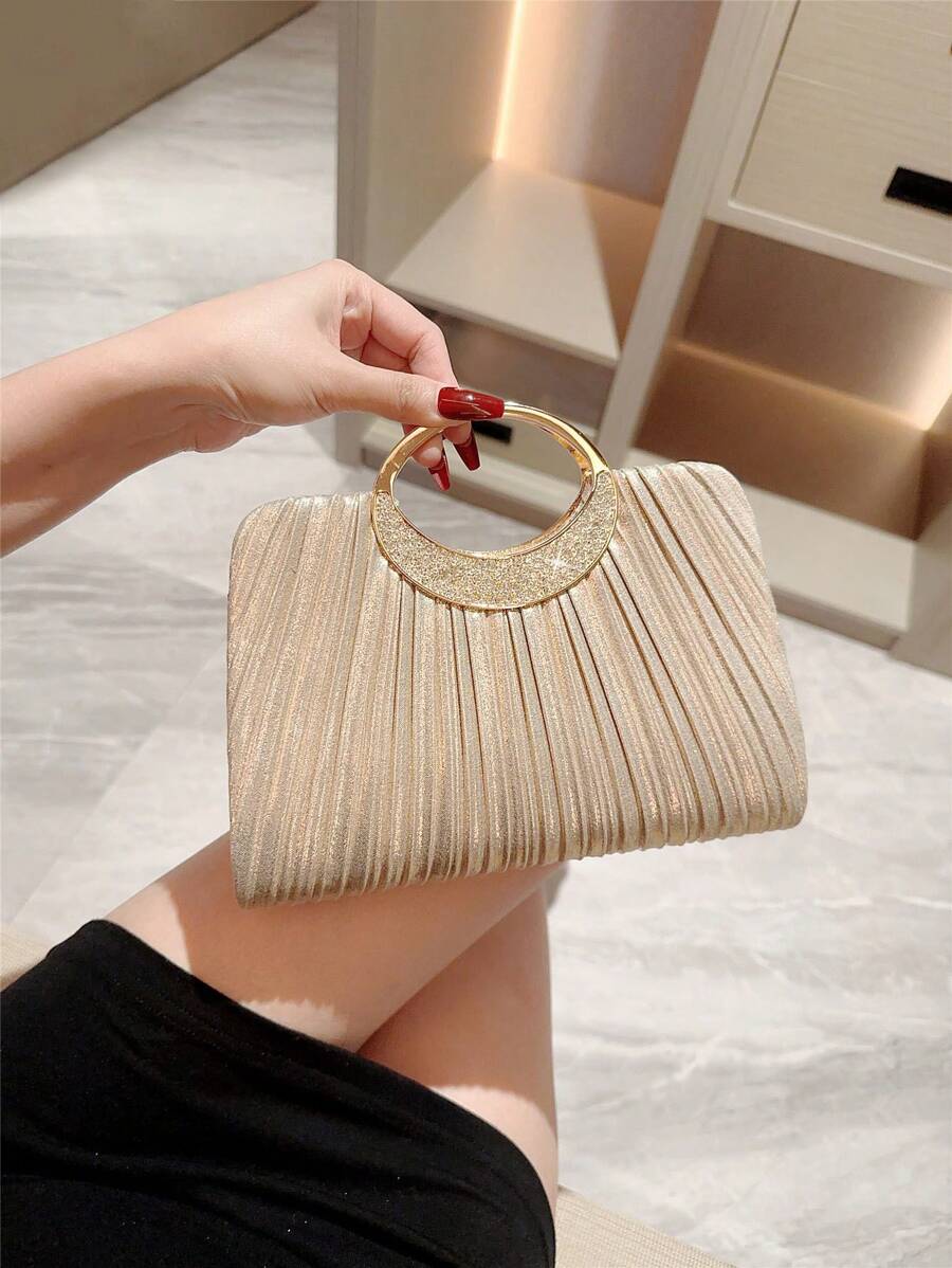 1 chiếc túi cầm tay trang trí đính đá sang trọng cho buổi tối với thiết kế xếp ly thanh lịch, phù hợp cho những dịp trang trọng như đám cưới, tiệc tùng