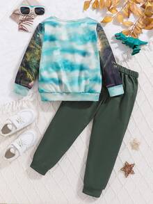 Set deportivo de 2 piezas para niños pequeños con top de manga larga con estampado 3D de niños montando bicicleta con dinosaurio y pantalones de unicolor - Verde militar - Ver 2