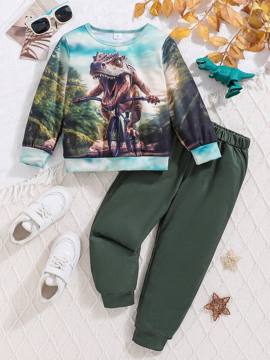 Set deportivo de 2 piezas para niños pequeños con top de manga larga con estampado 3D de niños montando bicicleta con dinosaurio y pantalones de unicolor - Verde militar - Ver 1