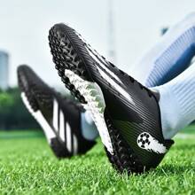 一双新款男女比赛靴大学生防滑TF钉鞋足球鞋专业成人透气足球鞋情侣足球鞋户外草坪女士轻便足球鞋皮黑色运动足球鞋。 - 黑色 - 查看 9