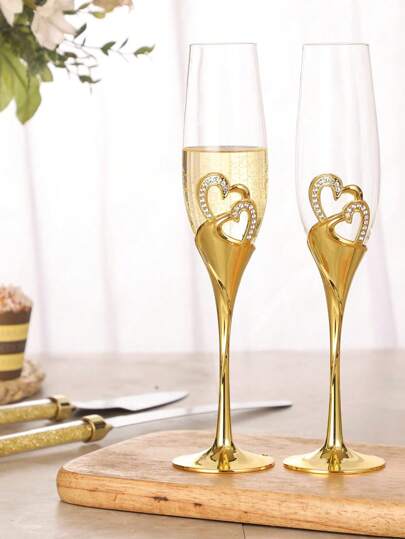 1 st Heart Crystal Champagne Flöjt med bas i rostfritt stål för bröllop, förslag, födelsedagsfest, jubileum, alla hjärtans dag present. Detta champagneglas har en genomskinlig stjälk och en hjärtformad kristall dekorerad med diamanter inlagda på basen av rostfritt stål. Det är lämpligt för bröllopspar, herr och fru fester, jubileumsfirande och alla hjärtans dag presenter.