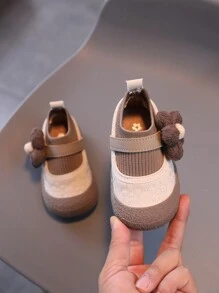 1 paire de chaussures plates de princesse pour bébé fille avec design floral en PU à scratch. Chaussures bébé mignonnes convenant au printemps, l'été, l'automne et l'hiver