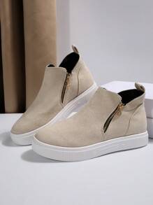 2025 年秋冬女式踝靴和短靴，搭配裙子米色平底低跟拉链短靴，时尚搭配裙子