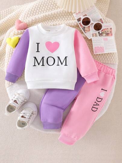 Bộ áo thun in hình trái tim in chữ "I Love Mom" cho bé gái và bộ quần thể thao in hình trái tim "I Love Dad"