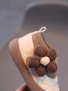 1 paire de chaussures plates de princesse pour bébé fille avec design floral en PU à scratch. Chaussures bébé mignonnes convenant au printemps, l'été, l'automne et l'hiver