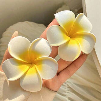 2 Presilhas de Cabelo Femininas de 6 cm (2,4") em Espuma Branca com Flor Artificial de Frangipani Havaiano e Plumeria - Estilo Boho para o Dia dos Namorados - Presilhas de Cabelo em Formato de Garra - Acessórios para Cabelo e Material Escolar