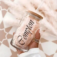 Cốc thủy tinh tròn có nắp tre, dung tích 500ml, dùng đựng cà phê/trà sữa/nước, kèm ống hút và cọ vệ sinh ống hút, có thể in tên theo yêu cầu. Món quà ý nghĩa dành tặng gia đình và bạn bè trong các dịp lễ. 1 chiếc đa chức năng, dễ vệ sinh, tái sử dụng, trang trí đẹp mắt, thời trang, chất lượng cao, phong cách cổ điển, tối giản, có thể tùy chỉnh tên, cá nhân hóa, thích hợp làm quà tặng kỷ niệm. - trong suốt - Xem 3