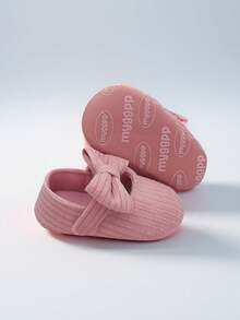 1双可爱蝴蝶结装饰舒适平底鞋，适合幼儿