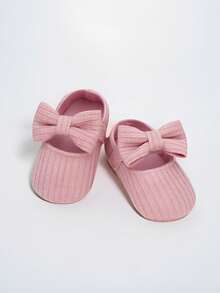 1双可爱蝴蝶结装饰舒适平底鞋，适合幼儿