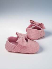 1双可爱蝴蝶结装饰舒适平底鞋，适合幼儿