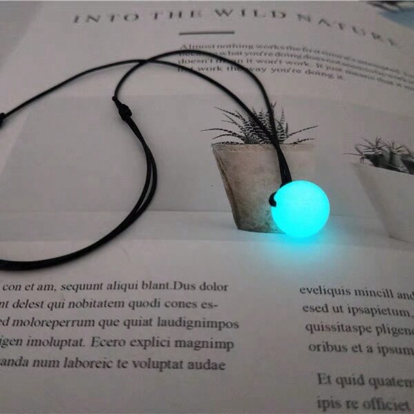 1 pieza (8-20mm) Cuenta elástica de piedra que brilla en la oscuridad, pulsera de cristal de fluorita, pulsera azul que brilla en la oscuridad, piedra de cristal de energía curativa del chakra, muy apropiada para pulsera, collar, regalos para hombres y mujeres, regalos de cristal, regalos de vacaciones.
