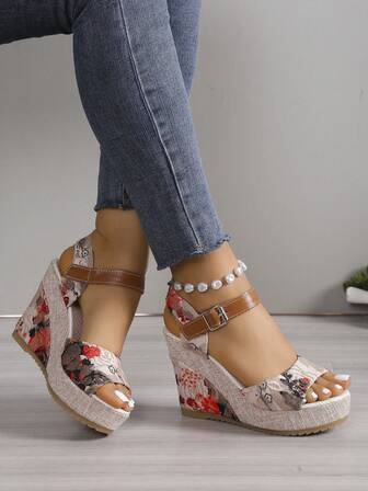 2024 Nuevas sandalias de plataforma y cuña estilo europeo para mujeres, diapositivas versátiles para exteriores con correa, chanclas casuales de playa con estampado floral sexy, zapatos cómodos de punta abierta, zapatos elevados con estampado floral verde para tallas pequeñas