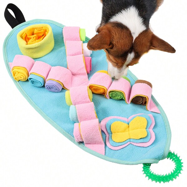 Die Schnüffel-Matte ist ein Spielzeug, das speziell für das Training des Geruchssinns und das Suchen von verstecktem Futter für Hunde entwickelt wurde. Sie besteht typischerweise aus mehrschichtigen Materialien wie Stoffen, Filz oder anderen Textilien mit vielen Falten und Taschen, in denen Futter oder Leckerchen versteckt werden können. Hunde müssen daran schnüffeln und graben, um das Futter zu finden, was ihnen nicht nur Unterhaltung bietet, sondern auch ihren natürlichen Jagdinstinkt und kognitive Fähigkeiten stimuliert.