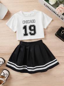 年輕少女甜美優雅的數字和字母印花T恤，條紋百褶裙，適用於休閒度假和派對