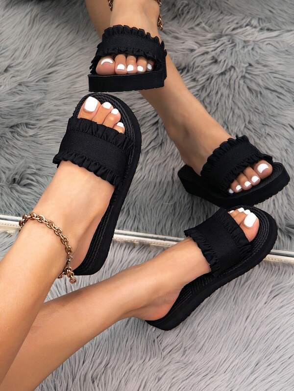 Sandalias de cuña para mujeres, sandalias de color negro con volantes/arrugados/bordes con volantes, sandalias slip-on para damas con suela gruesa, sandalias de verano de tacón bajo para la playa y uso casual