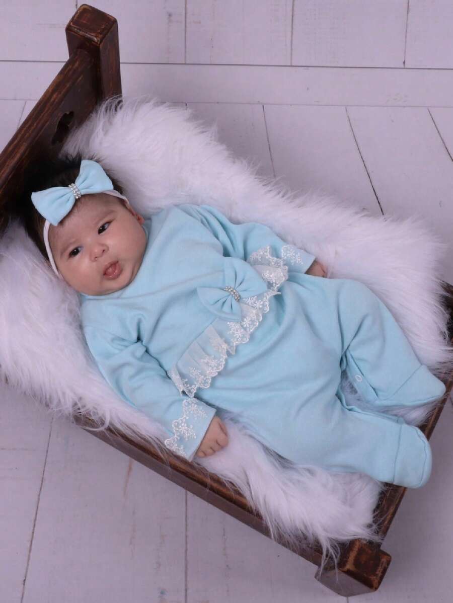 Macacão para Bebê Menina com Detalhe em Renda 100% Algodão Azul Bebê com Faixinha de Cabelo