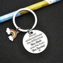 1 pièce Porte-clés en acier inoxydable inspirant avec un charme arc-en-ciel, citation gravée "Ne sous-estimez jamais la différence que vous avez faite", cadeau parfait pour la Thanksgiving pour les collègues, infirmières et enseignants. Accessoire pour voiture, sac, sac à dos pour l'école.