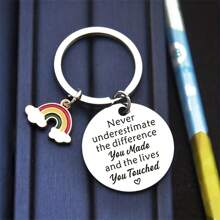 1 pièce Porte-clés en acier inoxydable inspirant avec un charme arc-en-ciel, citation gravée "Ne sous-estimez jamais la différence que vous avez faite", cadeau parfait pour la Thanksgiving pour les collègues, infirmières et enseignants. Accessoire pour voiture, sac, sac à dos pour l'école.