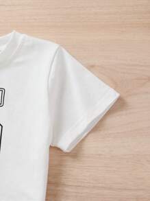 年輕少女甜美優雅的數字和字母印花T恤，條紋百褶裙，適用於休閒度假和派對