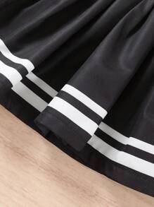 年輕少女甜美優雅的數字和字母印花T恤，條紋百褶裙，適用於休閒度假和派對