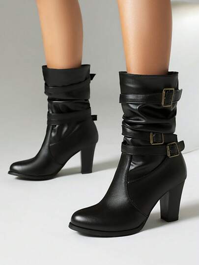 1 Paar Damenstiefel aus Leder in Volltonfarbe, mit klobigem Absatz, zum Überziehen bis zur Mitte der Wade, mit Schnalle