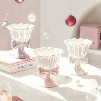 1个180毫升粉色冰淇淋杯，日式蝴蝶结陶瓷甜点杯，可爱精致的个性化设计，是送给爱人或她的最佳礼物之选