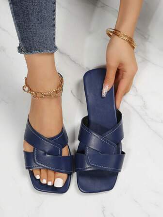 大码女式夏季交叉带方头凉鞋，舒适平底休闲室内/室外拖鞋