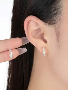 S925 纯银 C 形镂空中心和实心边缘耳钉，适合女士日常佩戴 - 銀色 - 查看 4