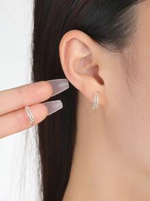 S925 纯银 C 形镂空中心和实心边缘耳钉，适合女士日常佩戴 - 銀色 - 查看 3