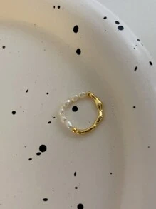 1枚可调节法式仿珍珠戒指，适合日常佩戴、参加派对以及赠送朋友。