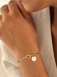 Tsnamer 1 pieza Brazalete con inicial dorada Brazalete con disco de nudo clásico con inicial de la A a la Z Brazalete personalizado de puño para mujer Joyería de uso diario