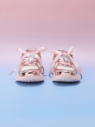 Zapatillas deportivas deportivas para niños con flores de tenis escolares de malla, suela EVA ligera, transpirable, plateado/rosa/negro para caminar y correr, antideslizante, al aire libre y en interiores, para niños pequeños y niños mayores, con cordones de seda anchos.