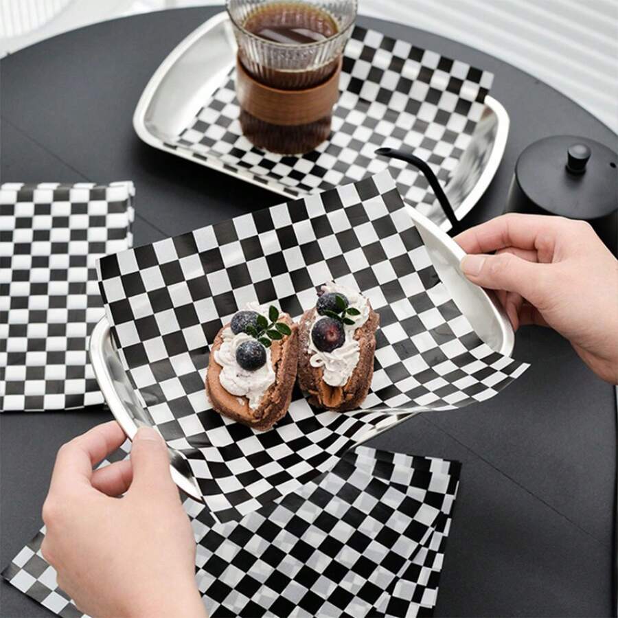 100 pezzi Fogli di carta oleata a scacchi bianco e nero - Involucri per alimenti antigrasso per panini, hamburger, pollo fritto - Accessori da cucina alla moda, accessori monouso - Multicolore - Visualizzare 1