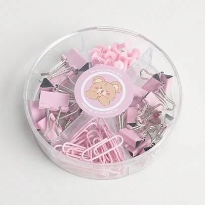 סט אחד של ציוד משרדי הכולל אטבי נייר, אטבי קלסר וסיכות לחיצה. חזרה לבית הספר, חזרה לבית הספר, ציוד לבית הספר.