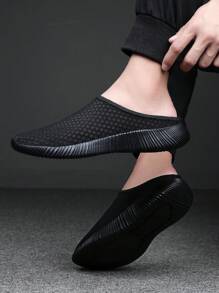 1 双黑色透气网眼针织鞋面一脚蹬休闲鞋，轻便、防滑、透气步行鞋