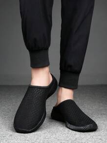 1 双黑色透气网眼针织鞋面一脚蹬休闲鞋，轻便、防滑、透气步行鞋