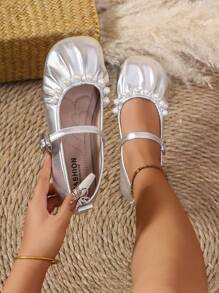 女士优雅银色褶皱玛丽珍平底鞋，适合搭配连衣裙，2024 年春夏新品 - 銀色 - 查看 1