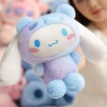 Miniso Sanrio Cinnamoroll 8.6 英寸/22 厘米毛绒玩具:超柔软、色彩鲜艳的毛绒娃娃,非常适合生日、复活节、派对礼物,可水洗且亲肤,是理想的礼物和装饰风扇(蓝色)、肉桂、肉桂卷配件、肉桂板岩、肉桂卷、肉桂卷、肉桂卷 - 藍色 - 查看 2