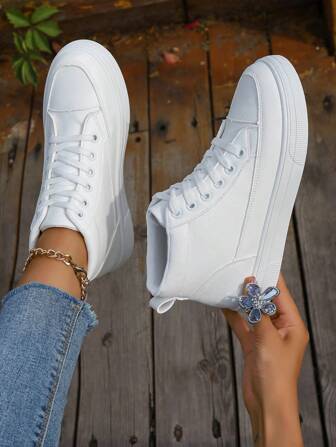 Nouvelles chaussures décontractées blanches hautes pour dames, baskets de sport pour étudiants, parfaites avec un sweat-shirt à capuche, chaussures plates polyvalentes à semelle souple pour femmes