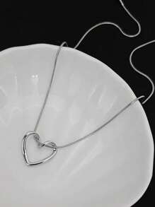 1 paquet Pendentif courbé en forme de cœur creux doré ou argenté à la mode en acier inoxydable. Cadeau de bijoux pour femmes avec chaîne en forme d'os de serpent. Saint-Valentin