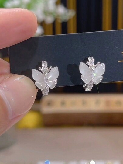 زوج أقراط دائرية صغيرة حجر الزركونيا النحاسية بتصميم فراشة بلوري أبيض، أقراط جميلة عالية الجودة مناسبة للاستخدام اليومي، هدية فاخرة للسيدات، بدون بطاقة ورقية مرفقة